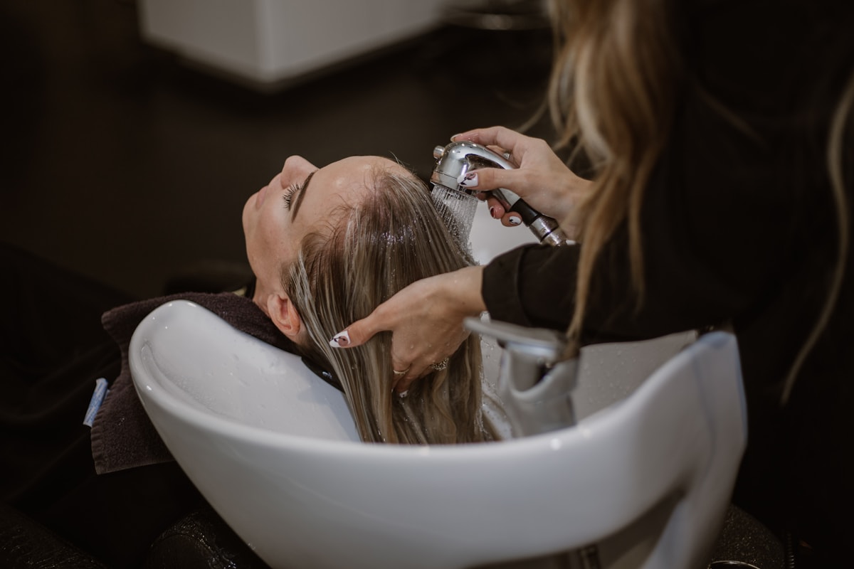 Saç yıkama ve keratin bakım uygulaması